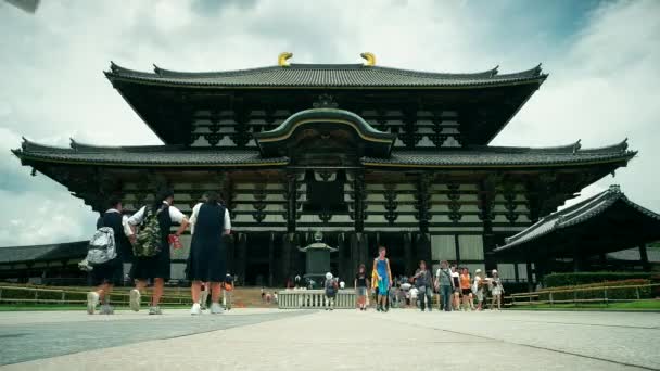 Nara - Besøgende i Todai-ji Templet. Hastighed op – Stock-video