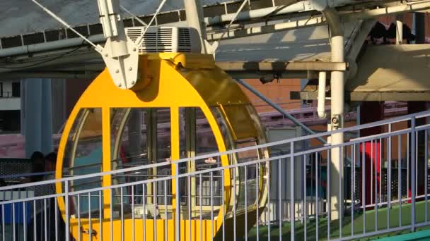 Yokohama Roda Ferris dekat dengan kabin di Kosmoworld Yokohama. 4K resolusi — Stok Video