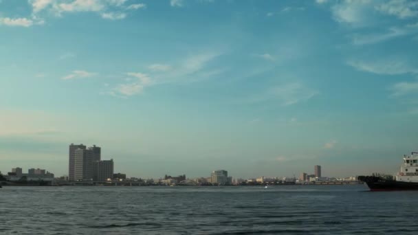 Yokohama - Utsikt över viken med båtar i kvällsljus. 4K-upplösningshastighet. — Stockvideo