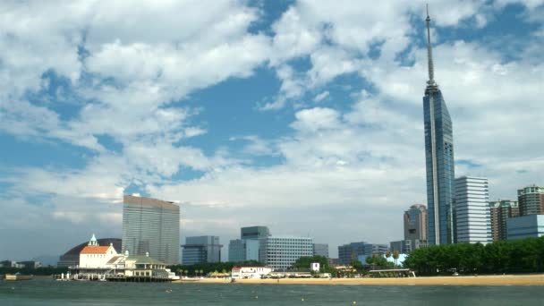 Fukuoka - Vista para a praia com a Torre Fukuoka. Resolução 4K — Vídeo de Stock