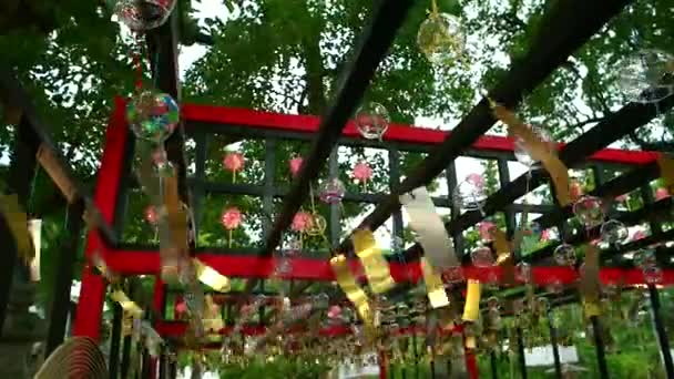 Japanse glazen klokken in shinto heiligdom. Dazaifu 2016. Langzame beweging panning. — Stockvideo