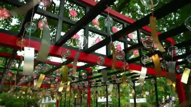 Campanas de vidrio japonesas en santuario sintoísta. Dazaifu 2016. Panorama en cámara lenta . — Vídeos de Stock