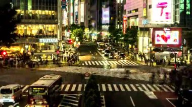 Tokyo - Mayıs 2016: Ünlü Shibuya Geçidi gece görüşü ve insan trafiği. 4K çözünürlük zaman aşımı