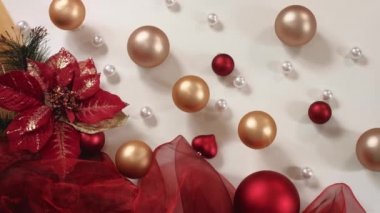 Altın ve kırmızı tonlarda Noel kompozisyonu. 4K çözünürlüklü kamyon atışı. Üst görünüm.