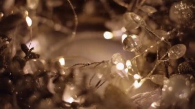 Noel ışıklarıyla parıldayan cam süslemelerin videosu