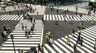 Tokyo - Trafik ve yaya geçidindeki insanlarla kavşağın görüntüsünü yükseltti. 4K çözünürlüklü hızlandırma yakınlaştır. Ginza.