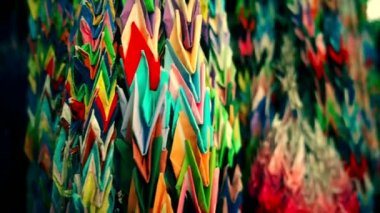 Nanzoin Budist tapınağında binlerce Origami Turnası. Bakış açısı renkli arkaplanı kapat. 2016