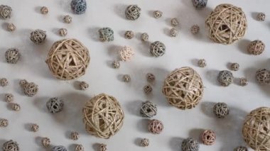 Sarmaşık toplarından oluşan Noel kompozisyonu. 4K çözünürlüklü kamyon atışı. Üst görünüm.