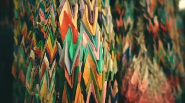 Nanzoin Budist tapınağında binlerce Origami Turnası. Bakış açısı yakın. 2016