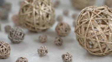 Noel kompozisyonu. Altın üzüm topları. 4K çözünürlüklü kamyon atışı. Sığ alan derinliği.