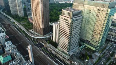 Tokyo - Trenleri ve karayolu trafiği olan havacılık şehri manzarası. 4K çözünürlük zaman aşımı. Mayıs 2016