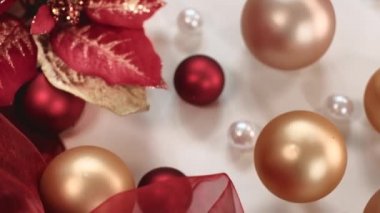 Altın ve kırmızı tonlarda Noel kompozisyonu. 4K çözünürlüklü kamyon atışı. Üst görünüm.