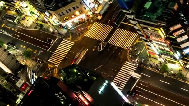 Токио - Ночной вид с воздуха на перекресток с движением и людьми. Увеличение разрешения 4K . — стоковое видео