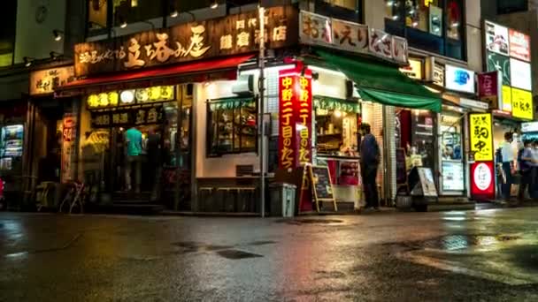 Tokyo - Petite ruelle avec restaurants et personnes la nuit des pluies. Nakano. Résolution 4K time lapse basculement . — Video