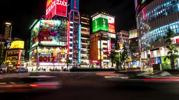 Tokyo - Vue de la rue de nuit avec des panneaux lumineux et la circulation à Shinjuku. Résolution 4K temporisation — Video