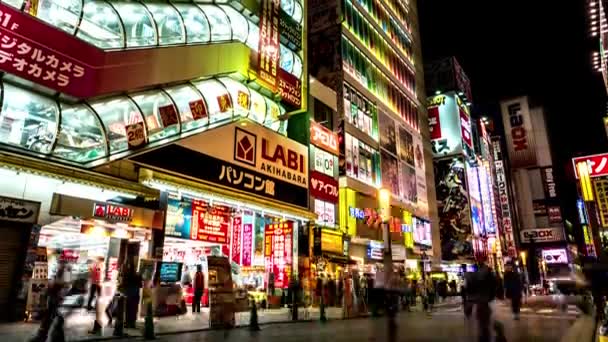 Tokio - Vista nocturna de la calle con gente en la colorida ciudad eléctrica de Akihabara. Resolución 4K lapso de tiempo de inclinación — Vídeo de stock