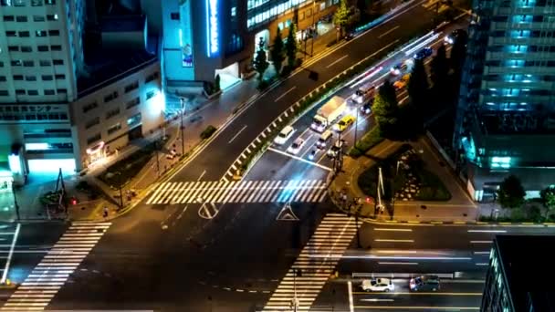 Tokio - Luftaufnahme einer Kreuzung mit leuchtenden Lichtzeichen aus dem Verkehr. Zeitraffer mit 4K-Auflösung kippt. Juni 2016 — Stockvideo