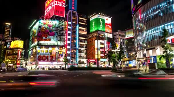 Tokyo - Vue de la rue de nuit avec des panneaux lumineux et la circulation à Shinjuku. Résolution 4K time lapse basculement . — Video