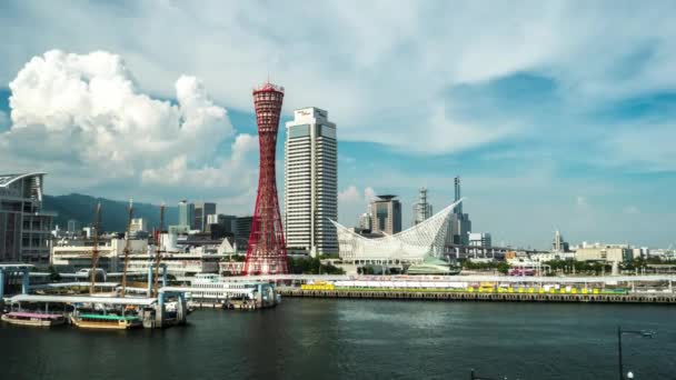Utsikt över Kobe vik med Port Tower, dynamiska moln på blå himmel och båt anländer till hamnen. 4K upplösningstid förfaller. 2016 — Stockvideo