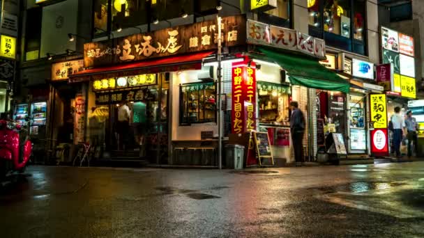 Tokio - Pequeño carril con restaurantes y gente en la noche lluviosa. Nakano. Caducidad de la resolución 4K — Vídeo de stock