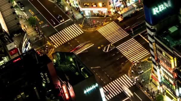 Tóquio - Vista aérea noturna da junção com tráfego e pessoas. Resolução 4K — Vídeo de Stock