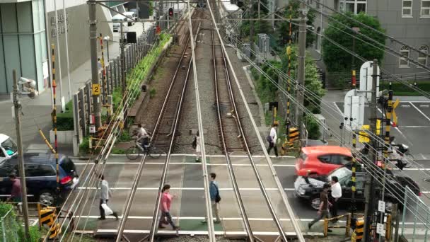 Tokió - Az emberek és a forgalom a kis vasúti átkelőhelyen. 4K felbontás. Shinjuku! — Stock videók