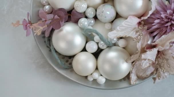 Video Von Dekorationen Auf Tablett Ansicht Von Perlenkugeln Und Blumen — Stockvideo