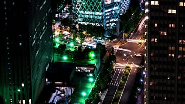 Tokyo - Vue aérienne nocturne sur la ville avec des gratte-ciel et de la circulation. Résolution 4K time lapse inclinaison. Shinjuku — Video