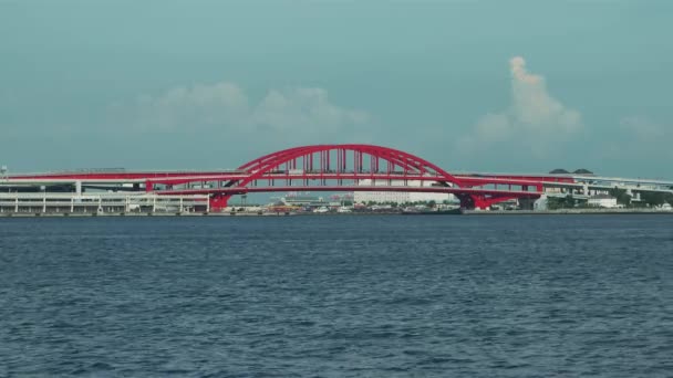 Blick auf die Bucht von Kobe mit Autobahnverkehr auf der Brücke. 4K-Auflösung. 2016 — Stockvideo