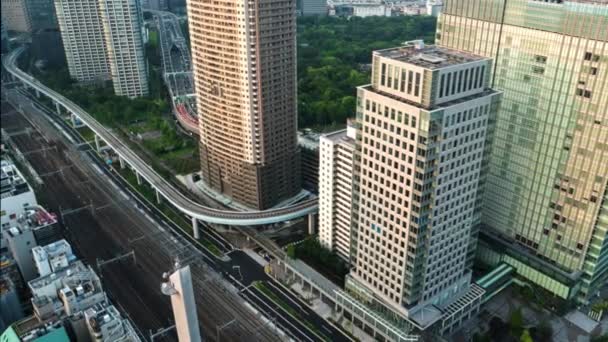 Токио - Воздушный вечерний вид на город с движением поездов и автомагистралей. Время разрешения 4К уменьшается. Май 2016 — стоковое видео