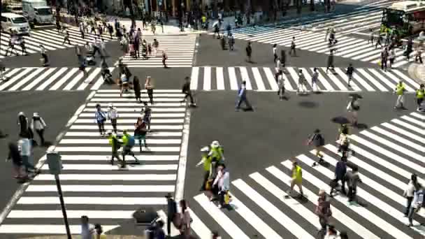 Tokyo - Emelkedett kilátás csomópont a forgalom és az emberek a zebrán. 4K felbontási idő lejár zoom ki. Ginza! — Stock videók