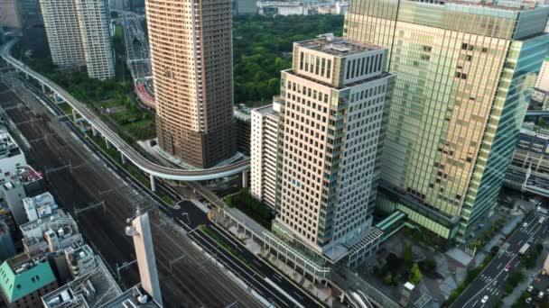 Tokio - Letecký večerní pohled na město s vlaky a dálniční dopravy. Časová prodleva rozlišení 4K. Květen 2016 — Stock video