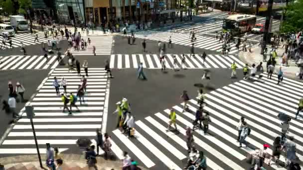 Tóquio Vista elevada da junção com o tráfego e as pessoas na passarela. lapso de tempo de resolução 4K. Ginza. — Vídeo de Stock