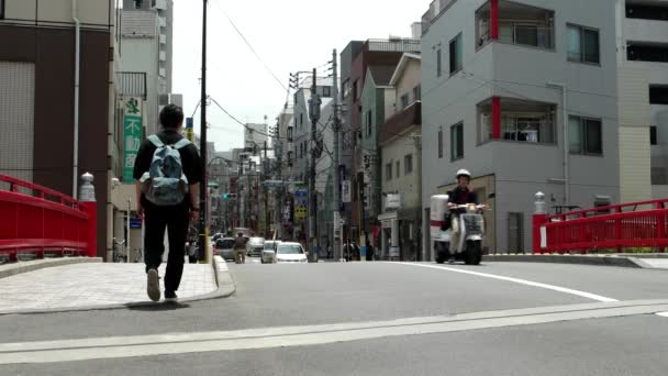 Tóquio - Vista de rua com pessoas e tráfego na ponte. Resolução 4K — Vídeo de Stock