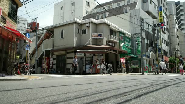 东京大街上有步行和骑自行车的人.中野. — 图库视频影像