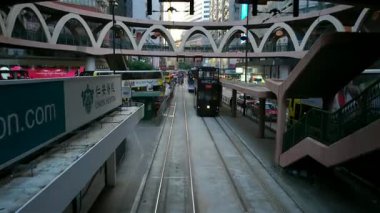 HONG KONG - Şehir merkezi tramvay yolculuğu. Yavaş çekim bakış açısı.