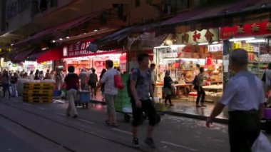 HONG KONG - İnsanlar ellerinde renkli panolarla alışveriş caddesinden geçiyorlar. 4K çözünürlüğü.