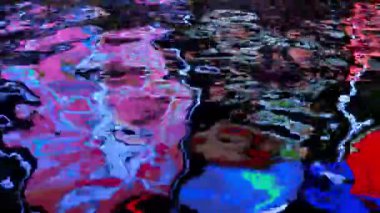 Osaka - Meşhur Glico koşan adam reklam panosu geceleri suya yansıyor. 4K çözünürlüğü. Dotonbori. Temmuz 2016