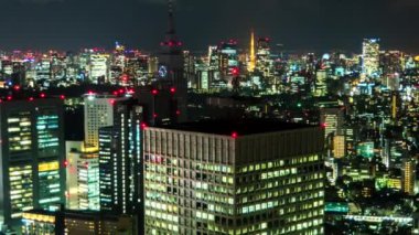 Tokyo - Gece Havacılık Şehir Manzarası. Shinjuku 2016. 4K çözünürlük zaman aşımı yakınlaştır.