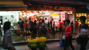 HONG KONG - İnsanlarla ıslak pazarın akşam manzarası. 4K çözünürlük kaydırması.