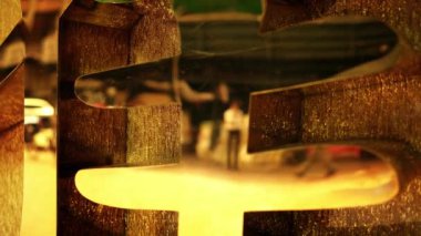 HONG KONG - Sokak manzarası Altın madalyayı yansıtan insanlar. 4K çözünürlüğü.