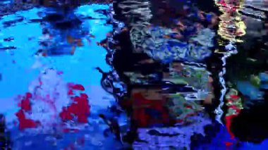 Osaka - Meşhur Glico koşan adam reklam panosu geceleri suya yansıyor. 4K çözünürlüğü. Dotonbori. Temmuz 2016