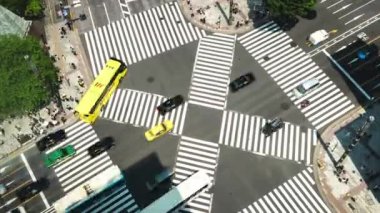 Tokyo - Trafik ve yaya geçidindeki insanlarla kavşağın havadan görüntüsü. 4K çözünürlüklü hızlandırılmış zaman yakınlaştır. Ginza. Mayıs 2016