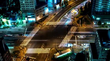 Tokyo - Trafikte parlayan ışık yollarıyla kavşağın havadan görünüşü. 4K çözünürlük zaman aşımı. Haziran 2016