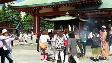 Tokyo - Senso-ji Budist tapınağında ziyaretçiler. Asakusa. 4K çözünürlüğü