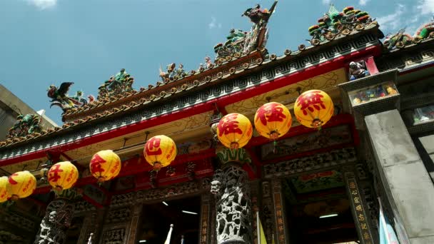 Zhongli kerület, Taoyuan város - Papírlámpák és hagyományos színes dekoráció a kínai templom a napsütéses napon. 4K felbontás — Stock videók