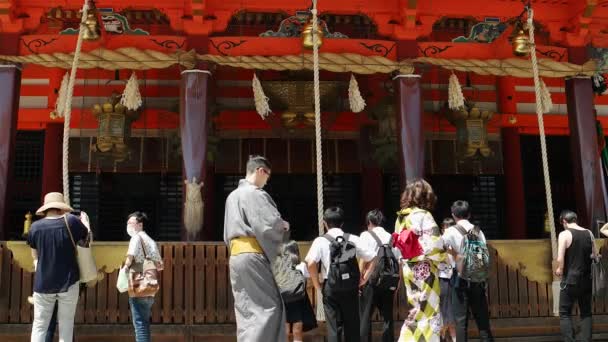 京都-八坂神社の参拝客が日本の神鈴の綱を引く。4K解像度 — ストック動画