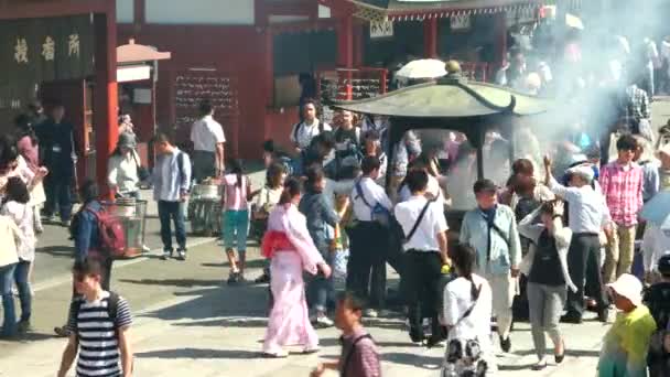 Tokio - Besucher des buddhistischen Senso-ji-Tempels. Asakusa. 4K-Auflösung — Stockvideo