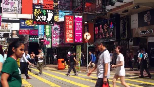 HONG KONG -カラフルな看板で商店街を横断する人々。4K解像度. — ストック動画