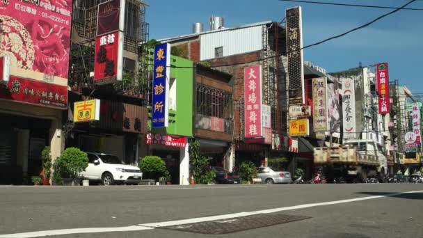 Okres Zhongli, Taoyuan City - pohled na ulici se značkami a dopravou ve slunečný den. Rozlišení 4K. — Stock video